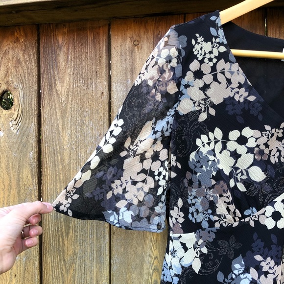 100% Polyester Black Blouse with Flower Patterns - Picture 4 of 8